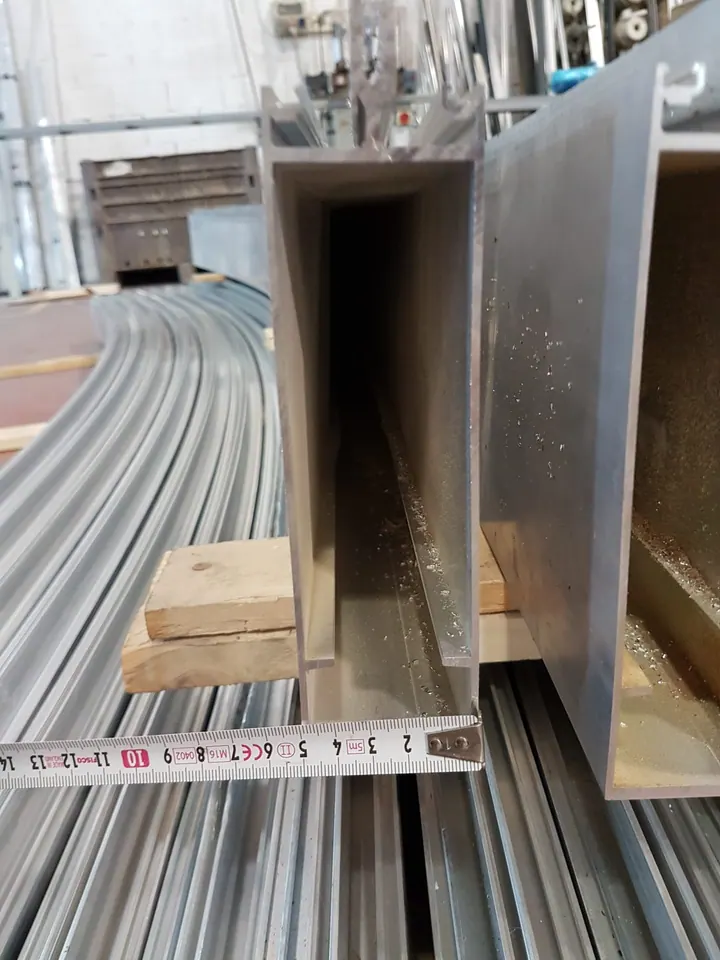 פרופילי אלומיניום מכופפים בסדנת כיפוף