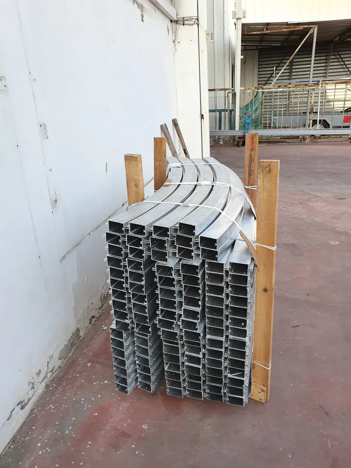 פרופילי אלומיניום מכופפים בסדנת כיפוף