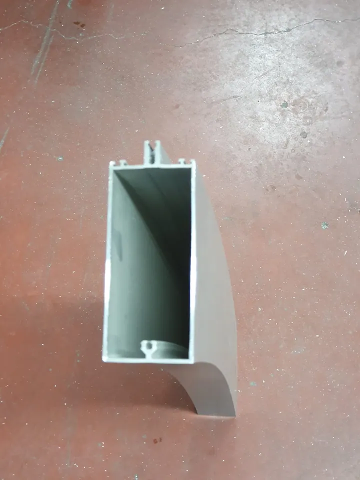 פרופילי אלומיניום מכופפים בסדנת כיפוף