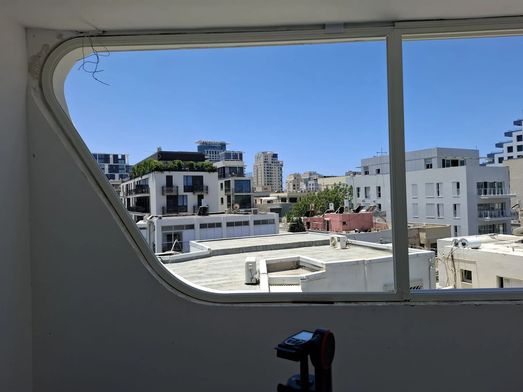 פתח חלון אדריכלי בעל צורה לא שגרתית ברחוב אידלסון בתל אביב
