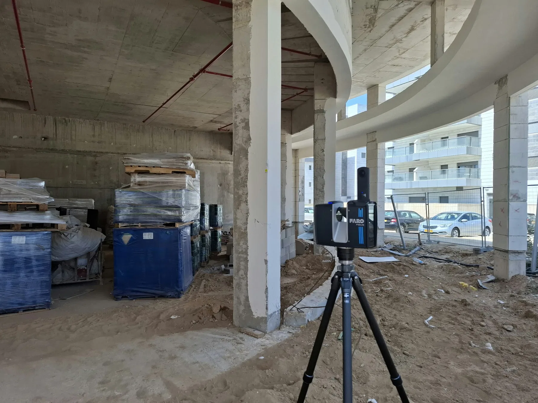 סריקת שטח של מרכז מסחרי באופקים לצורך תכנון קיר מסך