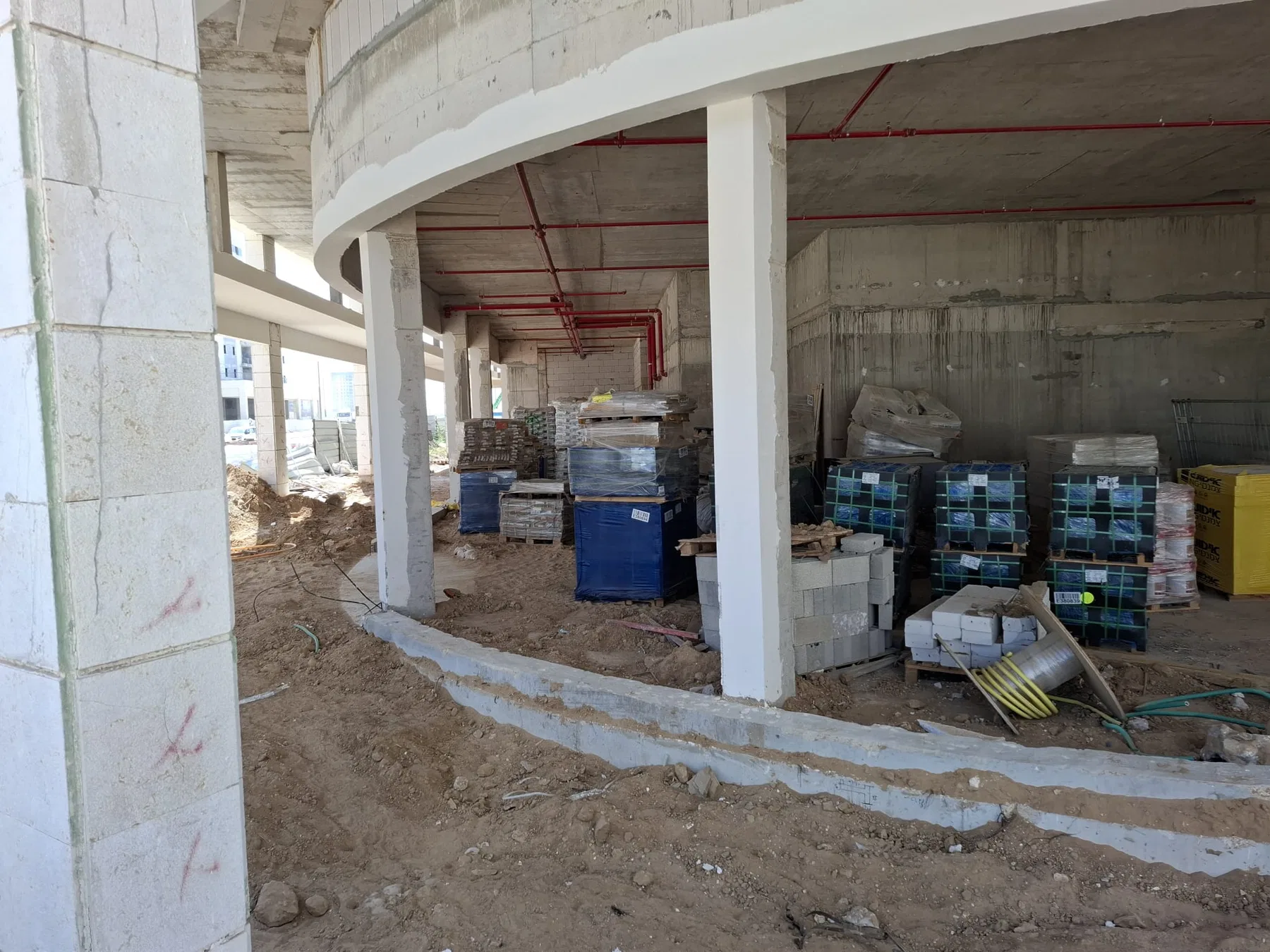 מדידה תלת־ממדית לקיר מסך במרכז מסחרי · תמונה 2
