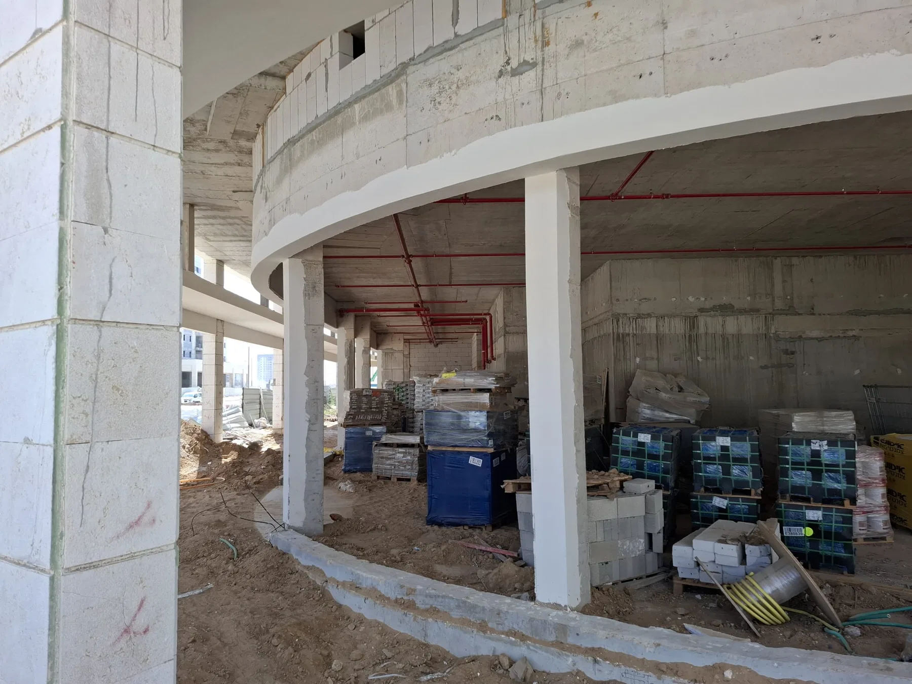 מדידה תלת־ממדית לקיר מסך במרכז מסחרי · תמונה 4