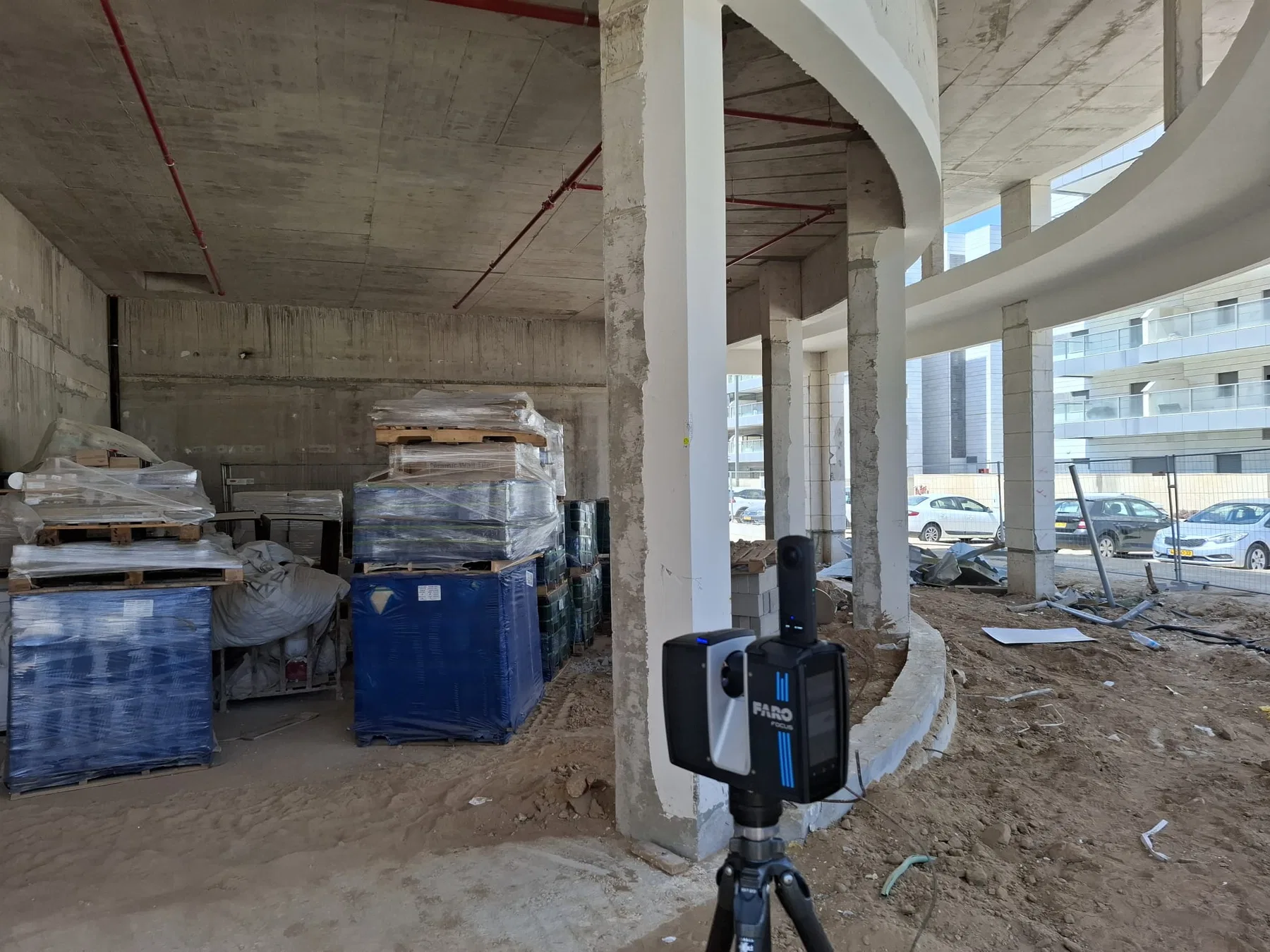 מדידה תלת־ממדית לקיר מסך במרכז מסחרי · תמונה 5